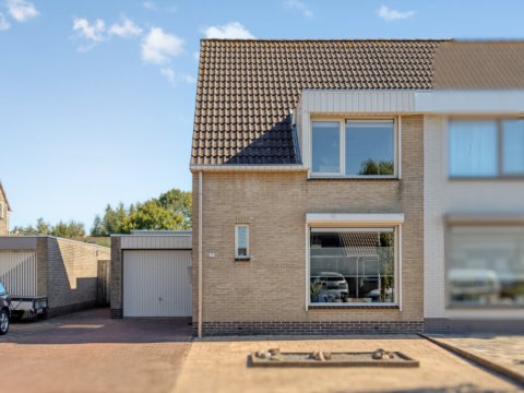  Pastoor J.A.M. van den Muijsenbergstraat 15, Hoofdplaat