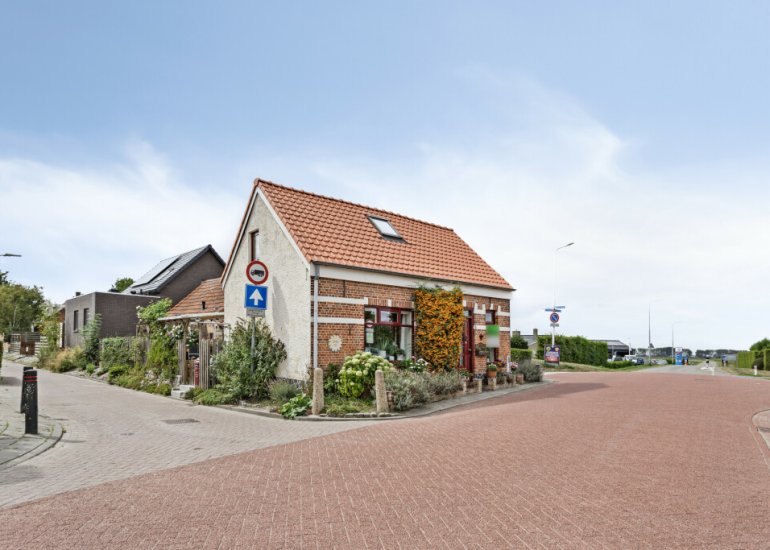  Dorpsplein 5, Graauw