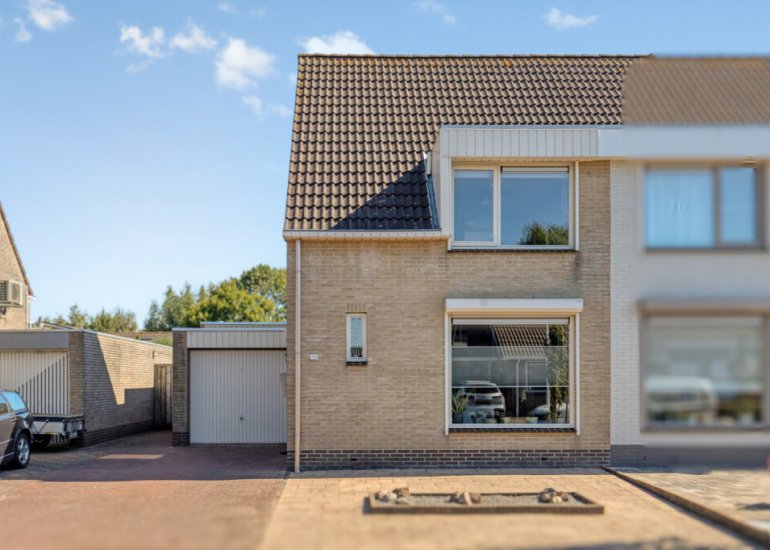  Pastoor J.A.M. van den Muijsenbergstraat 15, Hoofdplaat