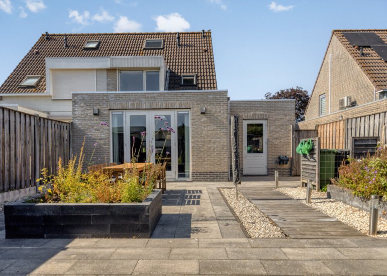  Pastoor J.A.M. van den Muijsenbergstraat 15, Hoofdplaat