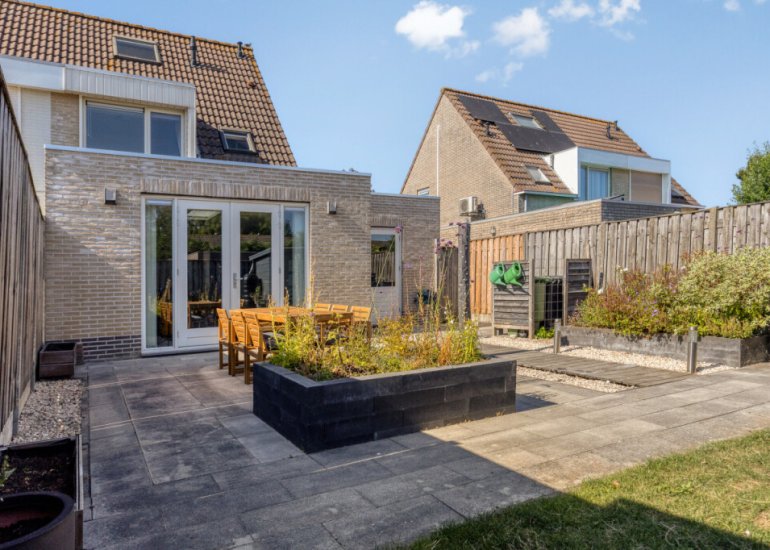  Pastoor J.A.M. van den Muijsenbergstraat 15, Hoofdplaat