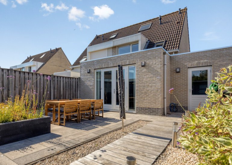  Pastoor J.A.M. van den Muijsenbergstraat 15, Hoofdplaat